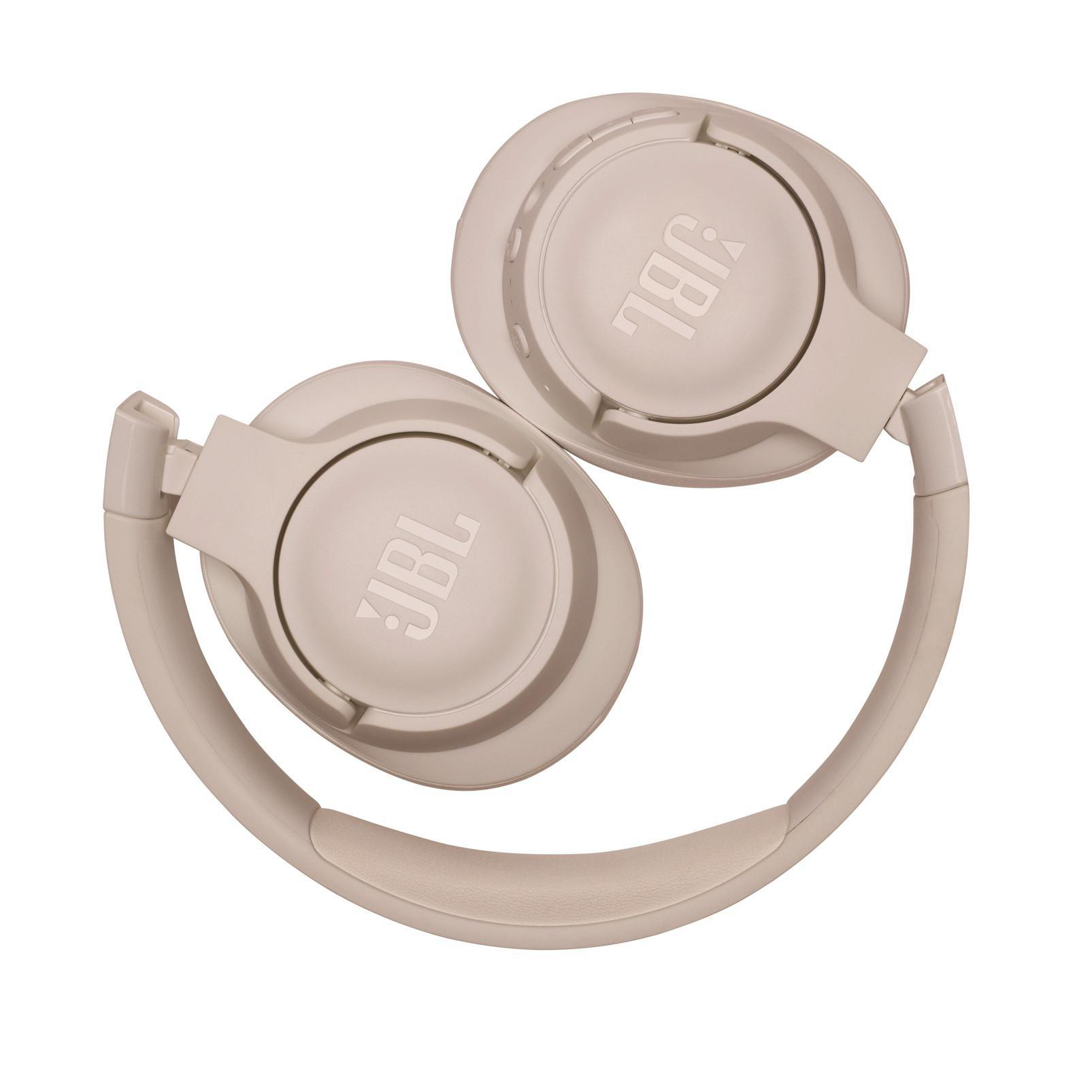 JBL Kopfhörer in gefalteter Position. Beige Farbe mit JBL Logo auf den Ohrmuscheln und dem Bügel.