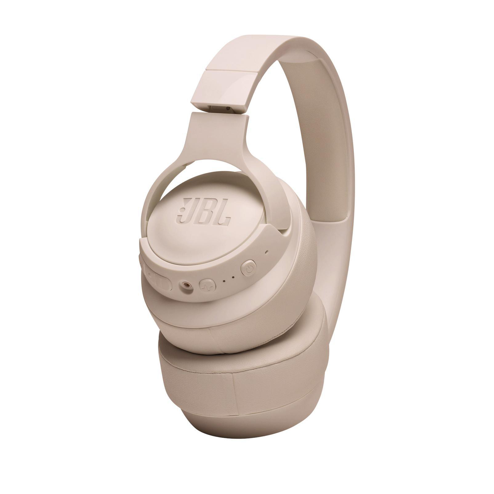 Beige JBL-Kopfhörer, mit Fokus auf Ohrmuschel und Kopfband.