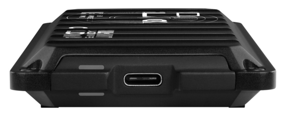 Gros plan d'un appareil noir avec port USB-C et autres détails.