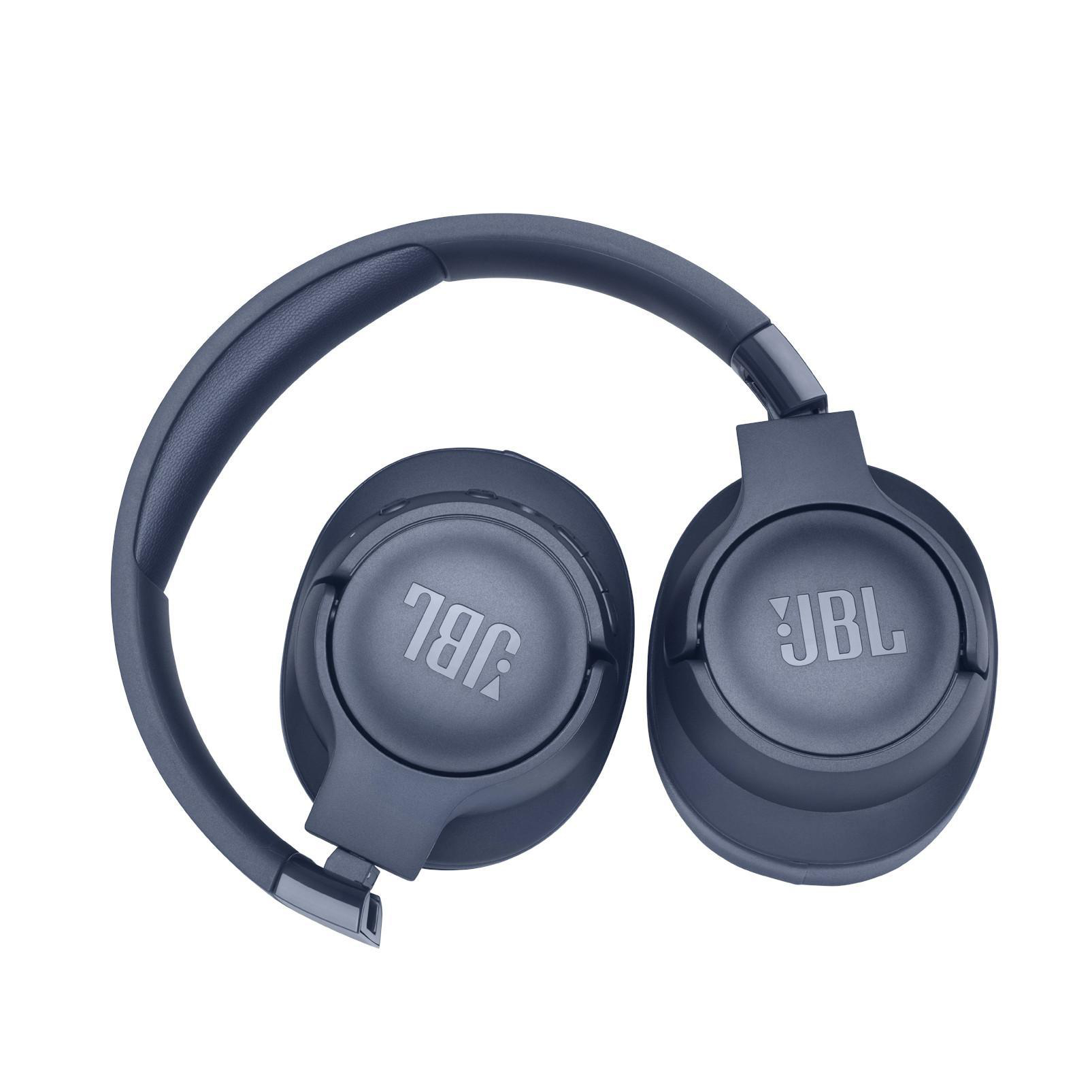 Gefaltete blaue JBL-Kopfhörer auf weißem Hintergrund.
