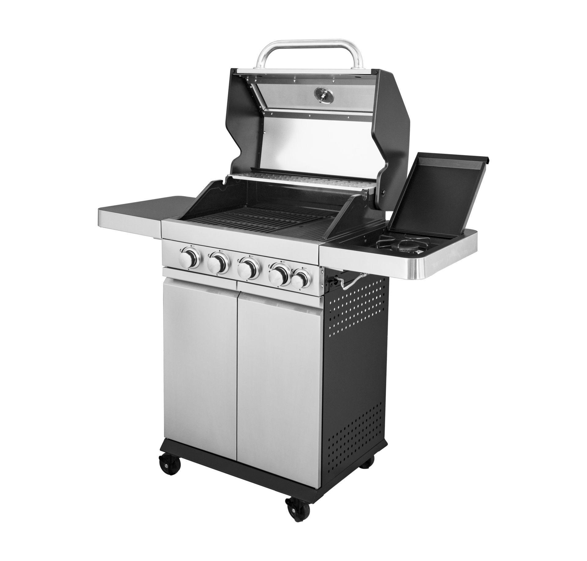 Ein Edelstahl- und schwarzer Grill mit geöffnetem Deckel, einsatzbereit.