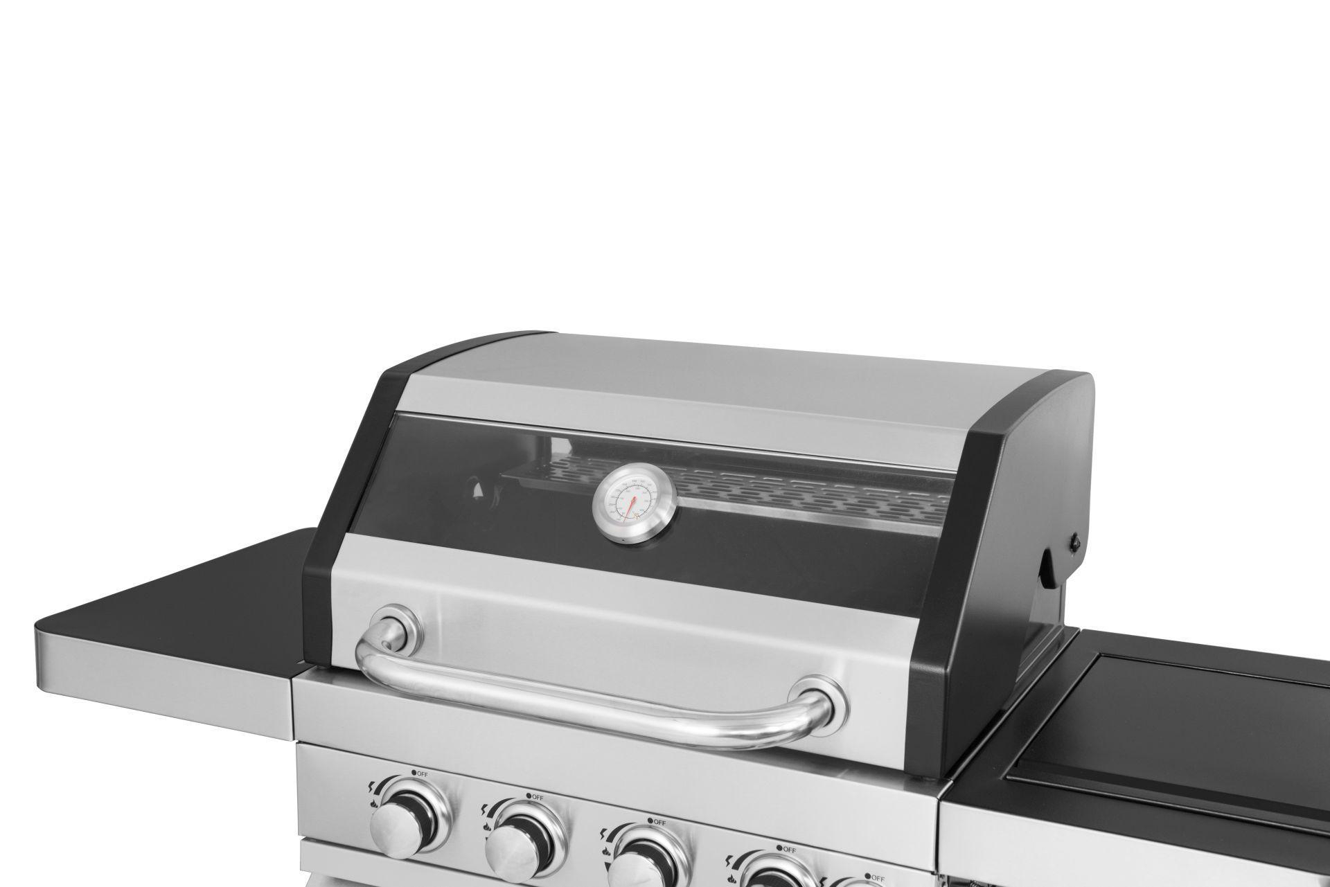 Gasgrill aus Edelstahl und Schwarz, weißer Hintergrund.