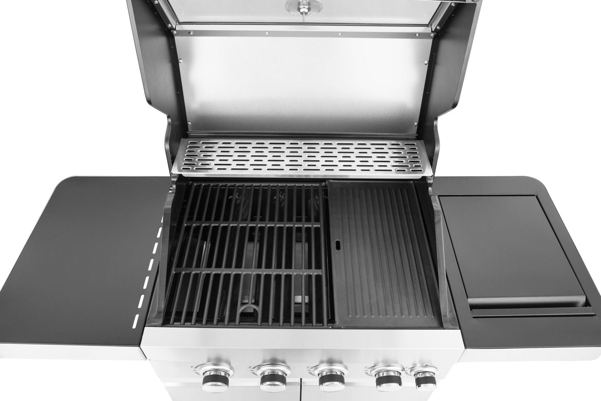 Offener Gasgrill mit schwarzen Oberflächen und Edelstahl-Innenraum. Knöpfe sind sichtbar.
