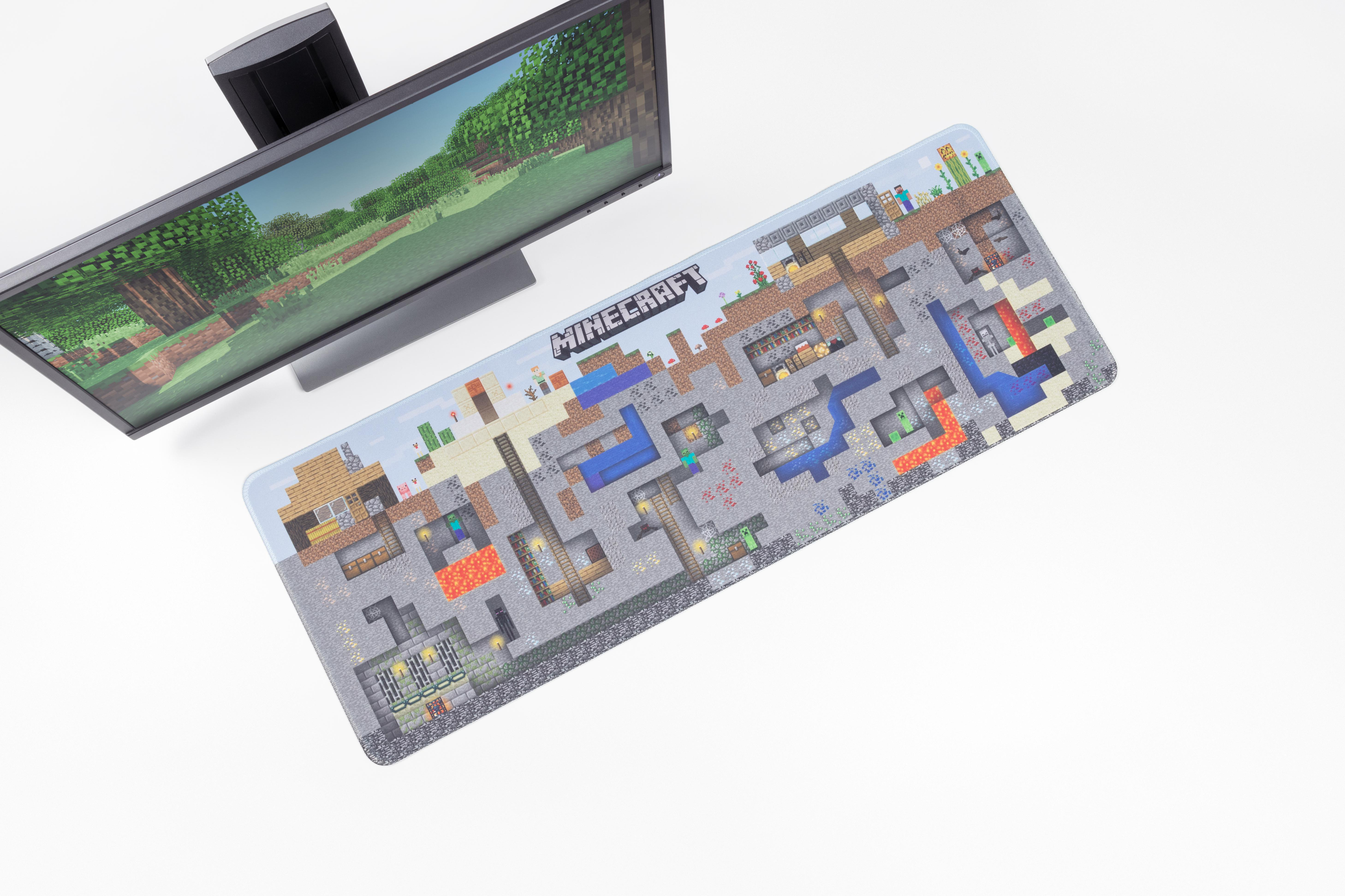 Eine Minecraft-Mauspad unter einem Computermonitor mit einem Kartendesign.
