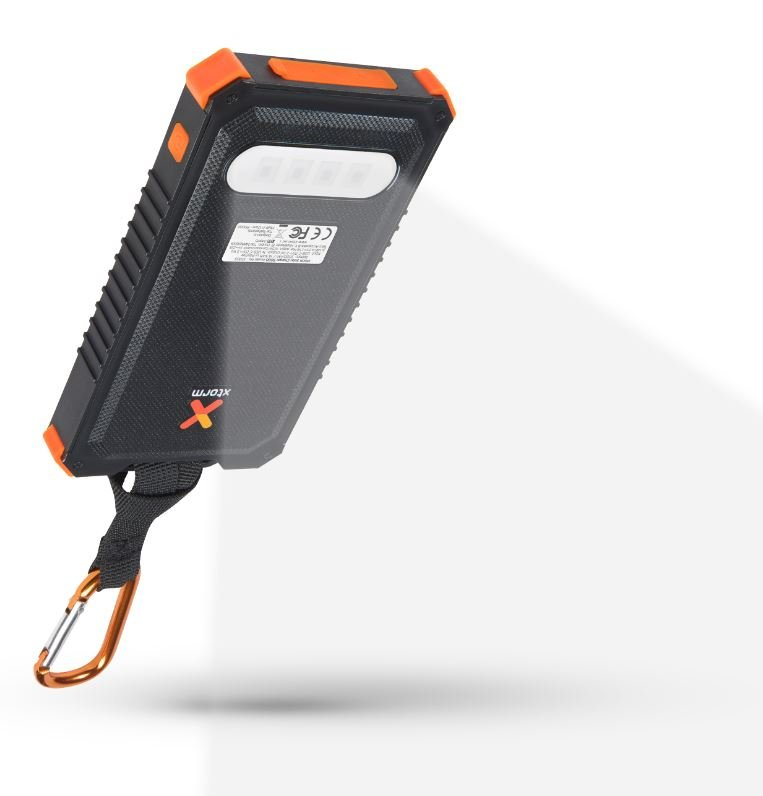 Eine schwarze Powerbank mit orangefarbener Einfassung und Riemen, vor weißem Hintergrund mit Schatten.