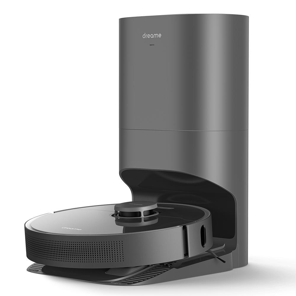 Ein dunkelgrauer Dreame-Roboterstaubsauger und eine Selbstreinigungsstation, auf weißem Grund.