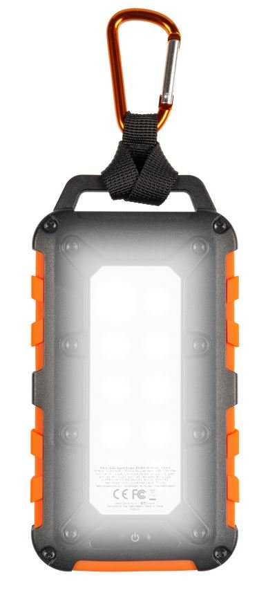 Eine schwarze und orangefarbene tragbare Taschenlampe mit Karabinerhaken, beleuchtet.
