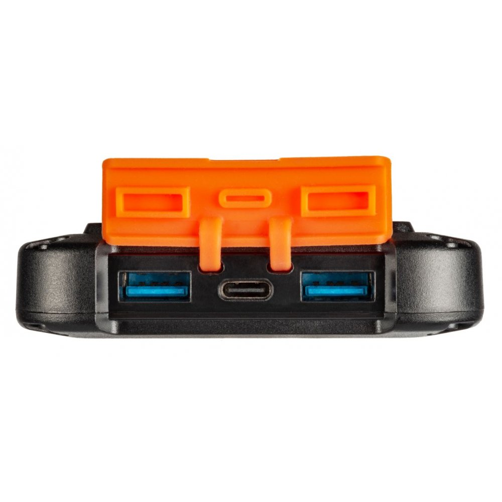 Schwarze und orange Powerbank mit USB-Anschlüssen und USB-C-Anschluss.