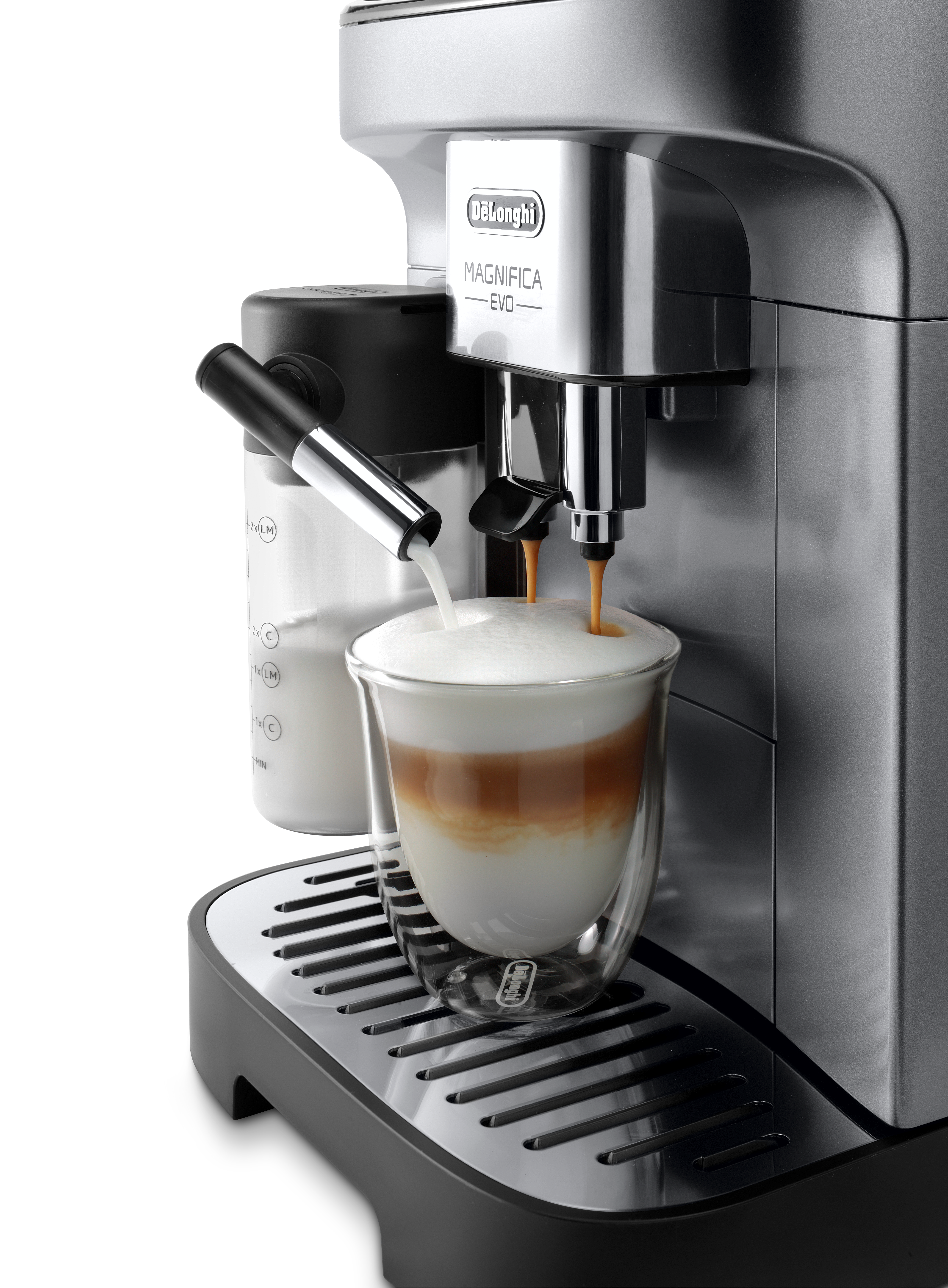 Kaffeemaschine, die Kaffee in ein Glas mit Milchschichten gießt.