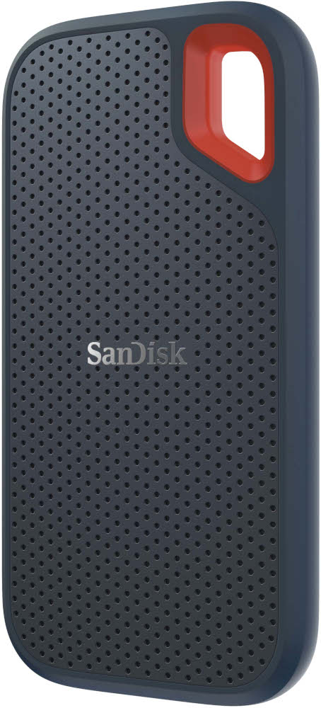 Un disque dur externe bleu foncé avec des accents rouges et une surface perforée.