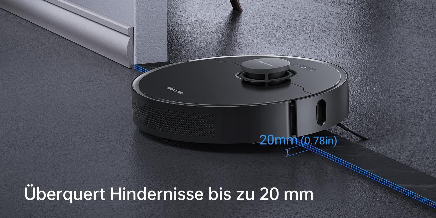 Schwarzer Roboter-Staubsauger auf dunklem Boden. Misst den Abstand zu einer Kante. Textüberlagerung.