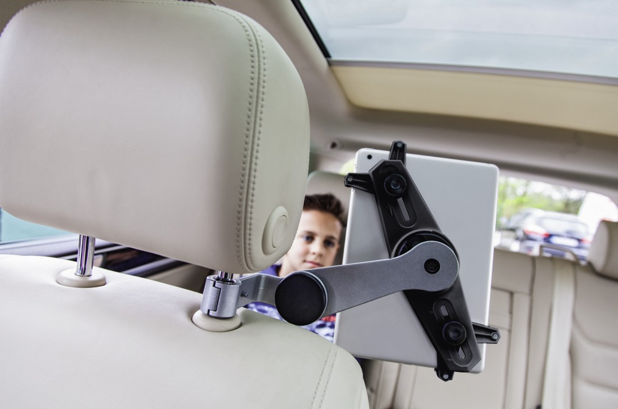Tablette montée sur un appuie-tête de voiture.
