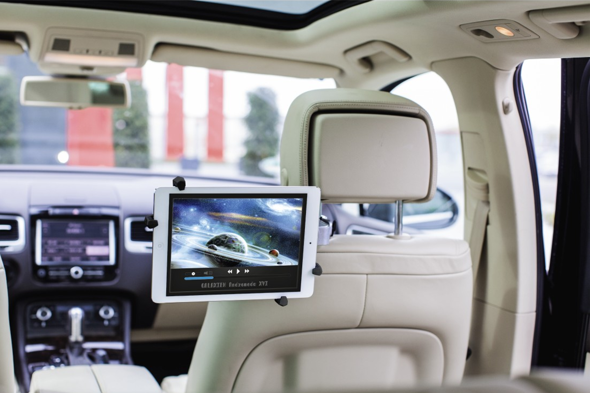 Une tablette affichant une vidéo est montée sur le siège de la voiture.