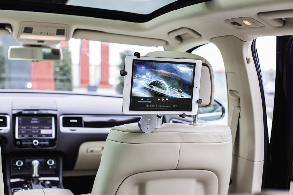 Tablette montée dans une voiture, affichant une scène spatiale, avec intérieur de voiture.