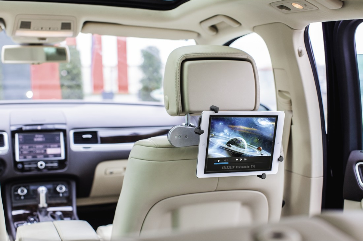 Une tablette affichant un film à l'intérieur d'une voiture. Elle est fixée à l'appuie-tête.