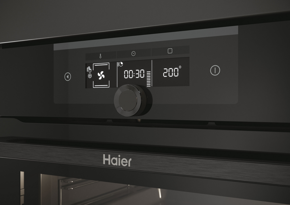 Primer plano del panel de control de un horno. Muestra el ventilador, el temporizador y la temperatura. Logotipo Haier.