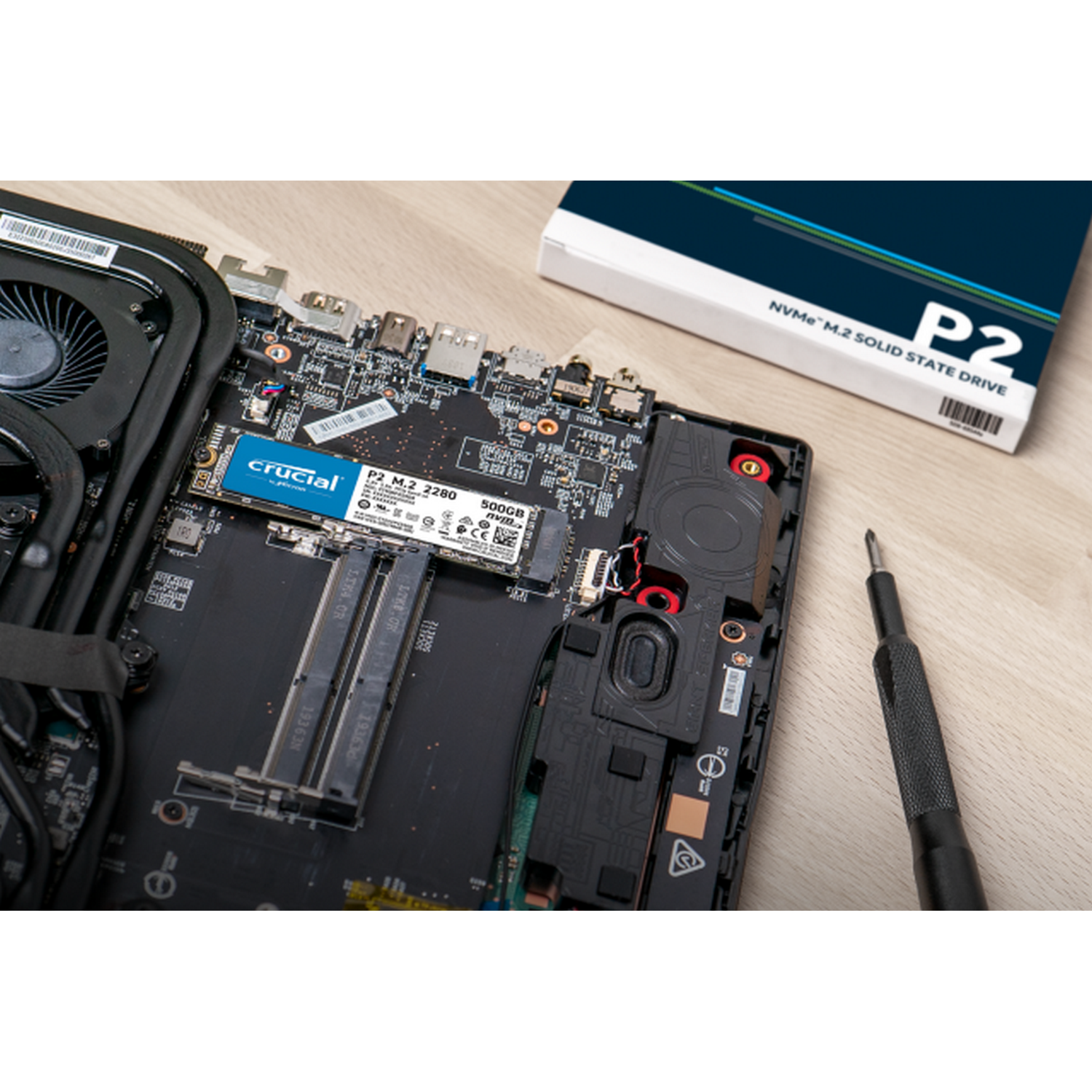 Disco duro SSD 2 TB - Crucial CT2000P2SSD8, PCIe NVMe Gen 3, 2400 MB/s lectura, 1900 MB/s escritura, Negro
