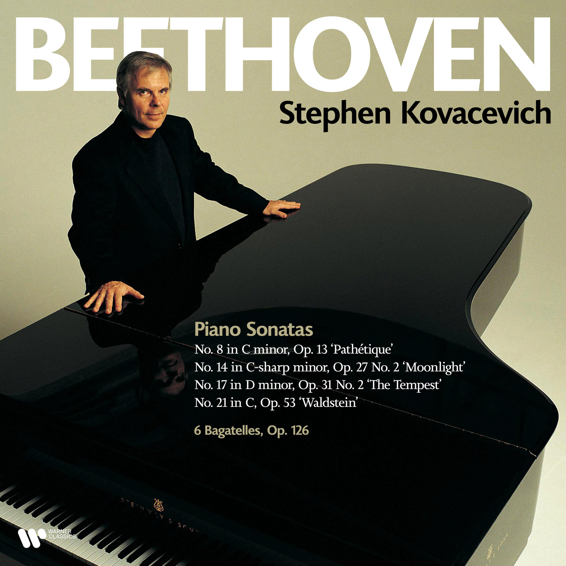 Beethoven album borító. Egy férfi egy zongorára támaszkodik. Szöveg: Zongoraszonáták és Stephen Kovacevich.
