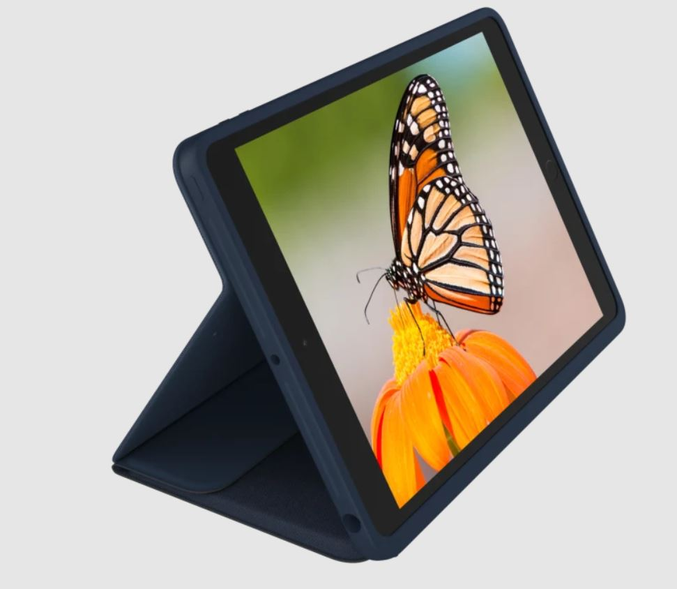 Tablet in einer dunkelblauen Hülle, zeigt einen Schmetterling auf einer Blume.