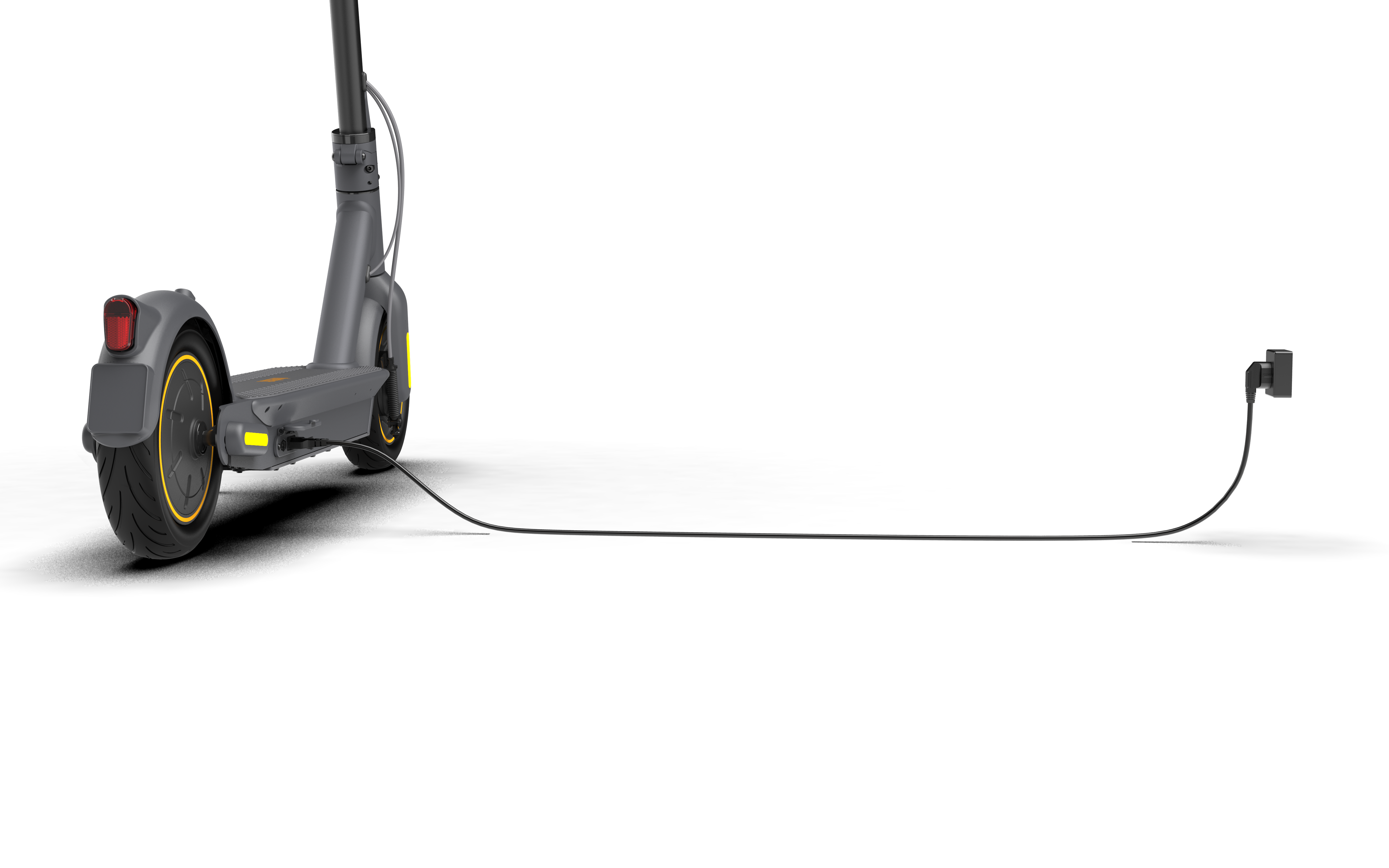 Grauer Elektroroller mit gelben Akzenten, Ladekabel angeschlossen, isoliert vor schwarzem Hintergrund.