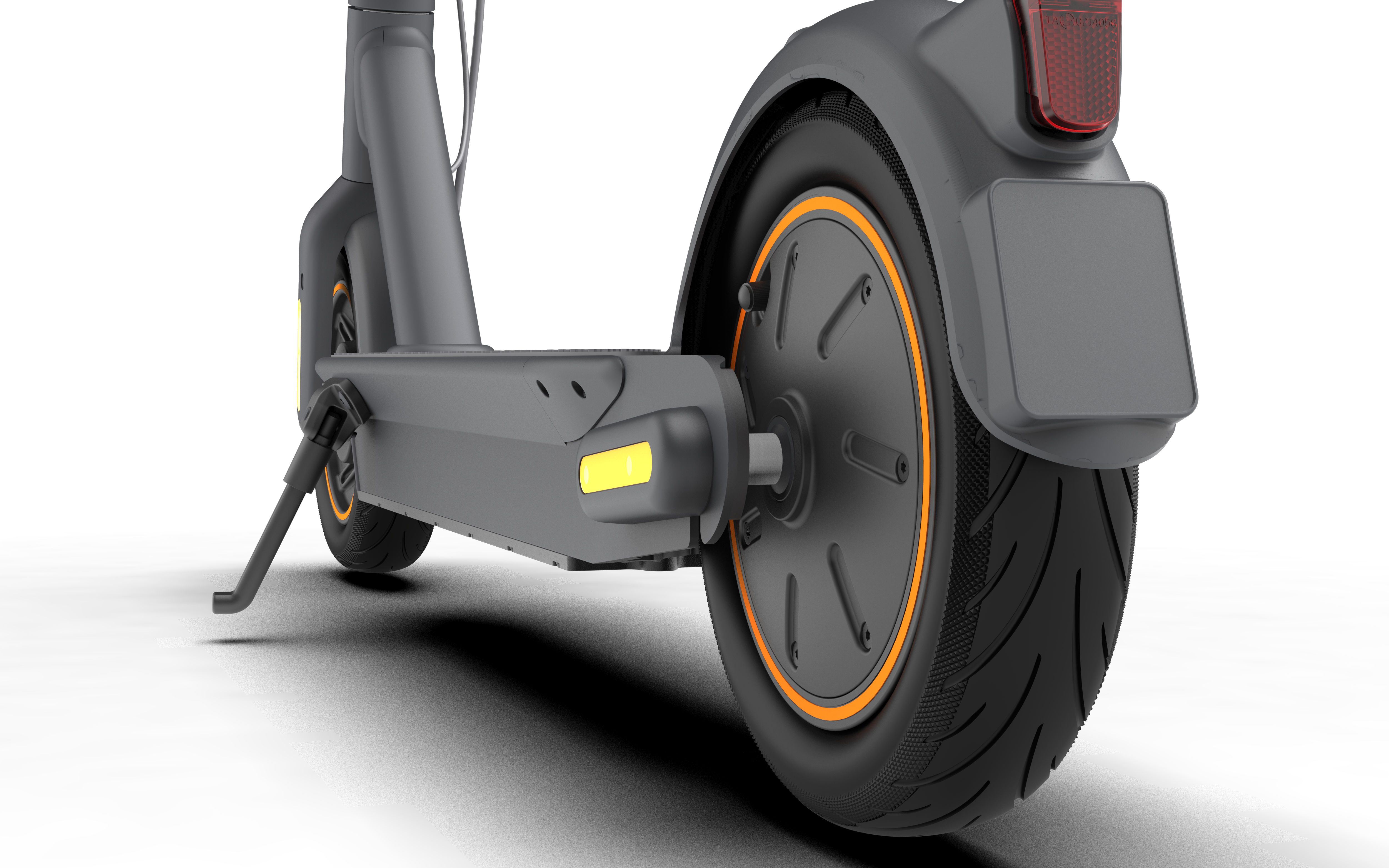 Rückansicht eines Elektrorollers, schwarz mit orangefarbenen Akzenten, auf schwarzem Hintergrund.