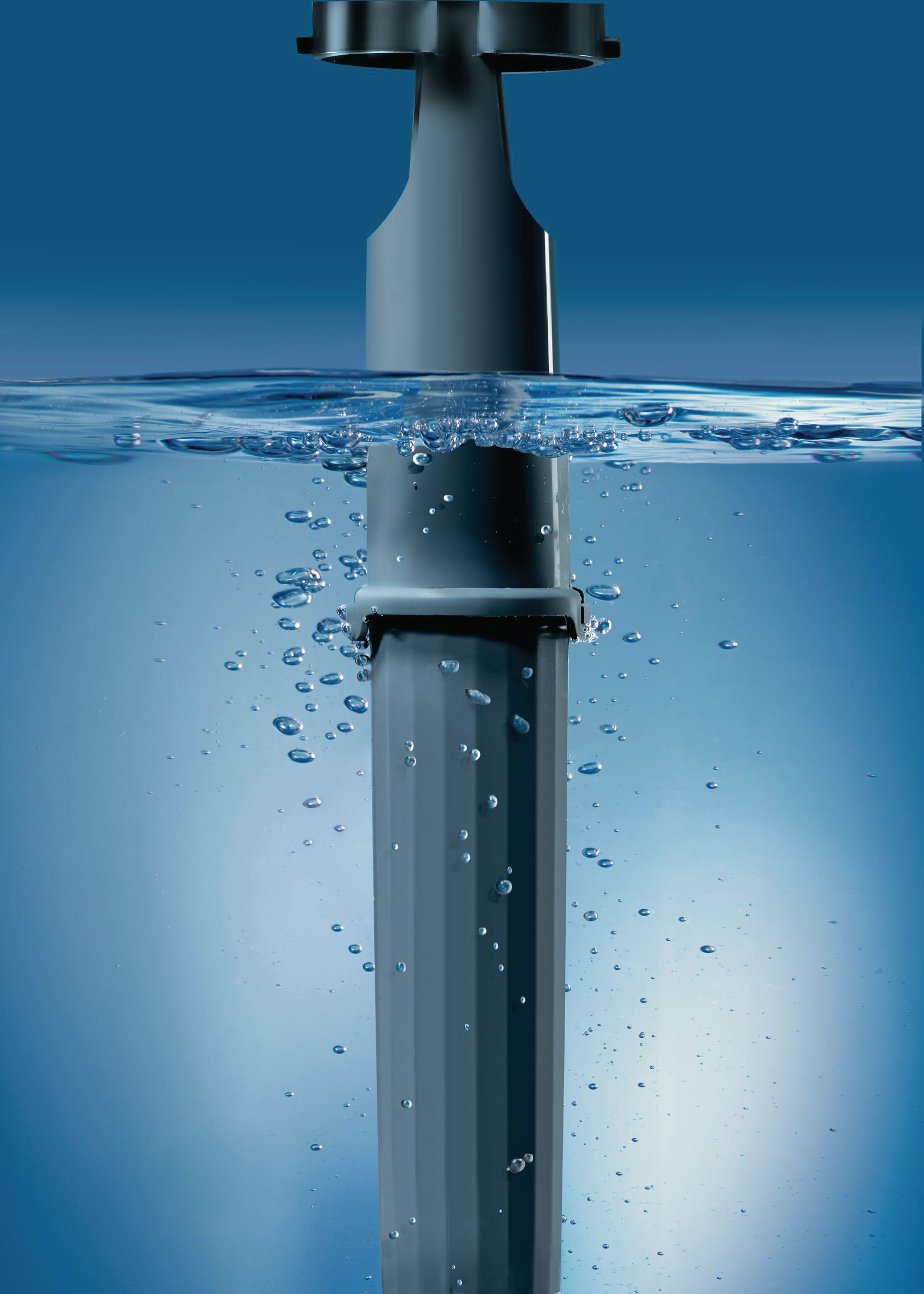 Ein graues, stabförmiges Objekt, das teilweise in blauem Wasser mit Blasen versenkt ist.