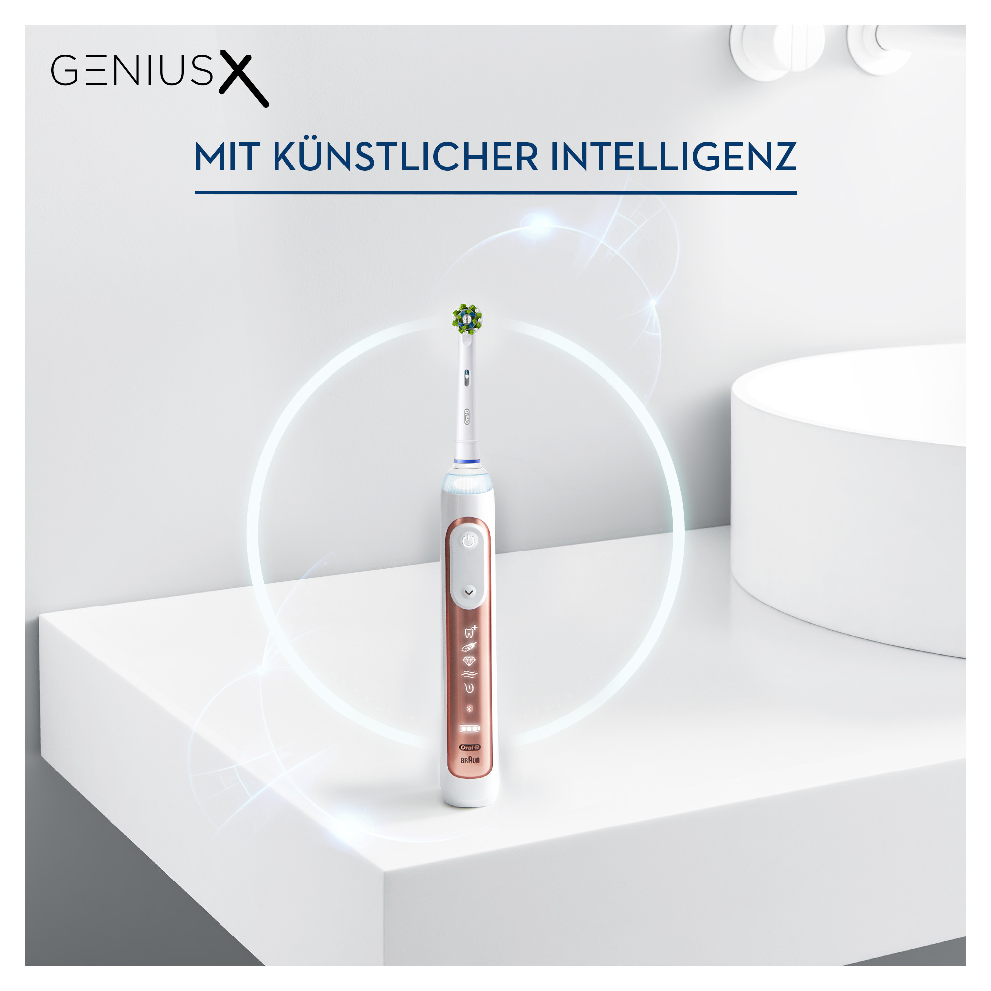 Elektrische Zahnbürste mit grünem Bürstenkopf. Rosa und weißes Gehäuse, auf weißer Oberfläche.