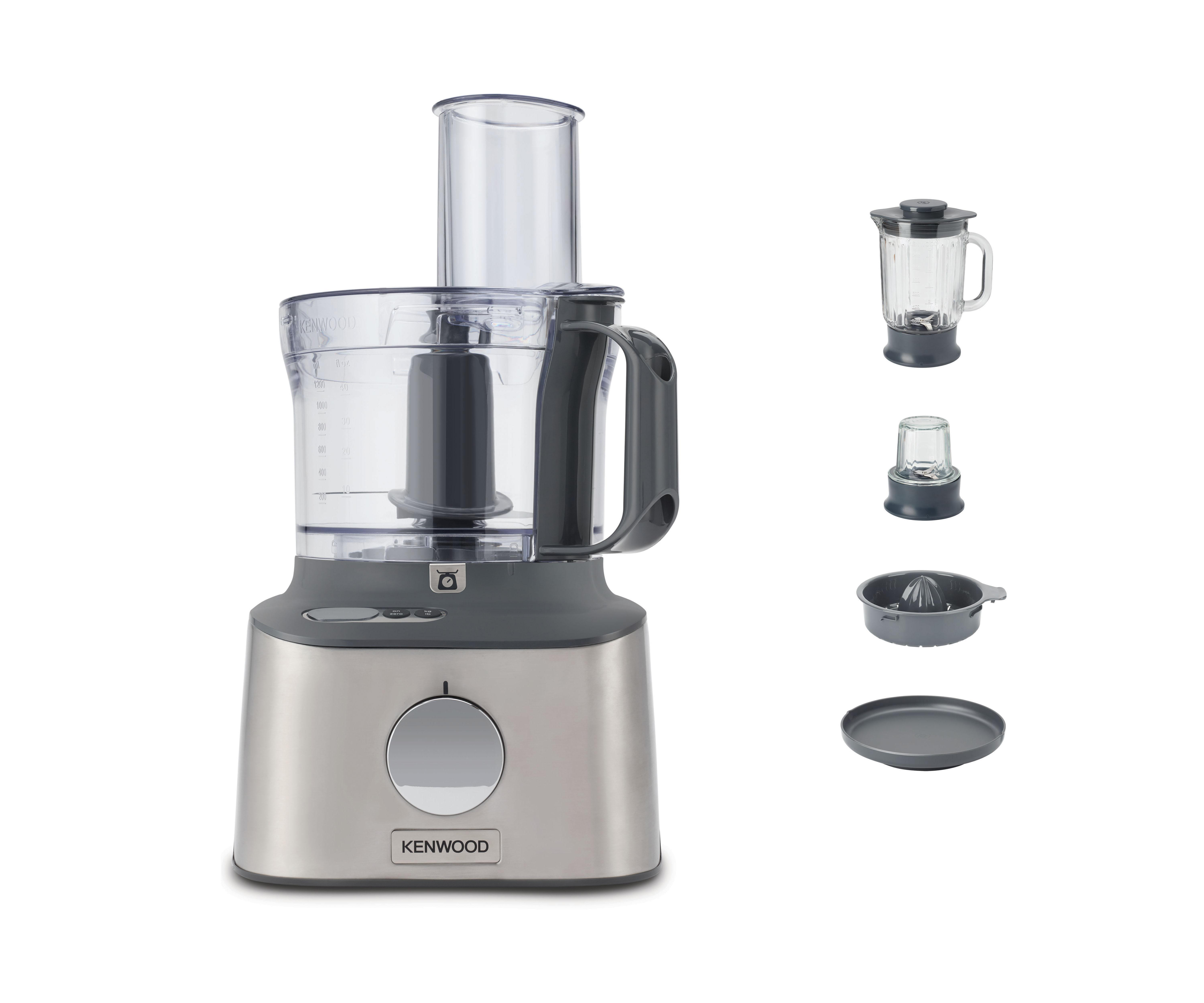 Silberner und grauer Foodprozessor mit Aufsätzen. Mixer, Zerkleinerer, Entsafter und Platte auf weißem Grund.