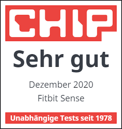 Logo rosso 'CHIP' con testo 'Sehr gut'. Sotto, 'Dezember 2020 Fitbit Sense'.