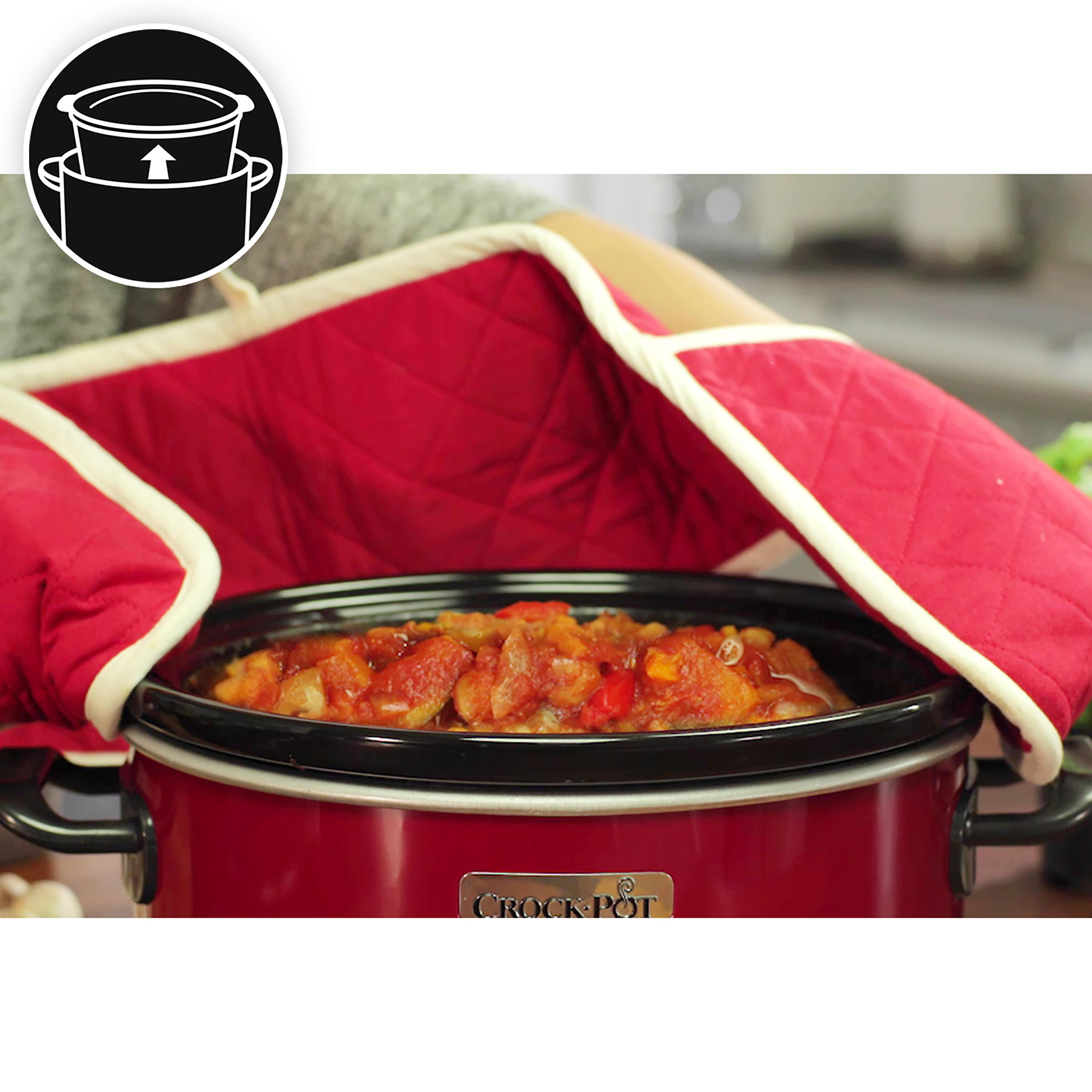 Roter Kochtopf mit Essen, rote Handschuhe.