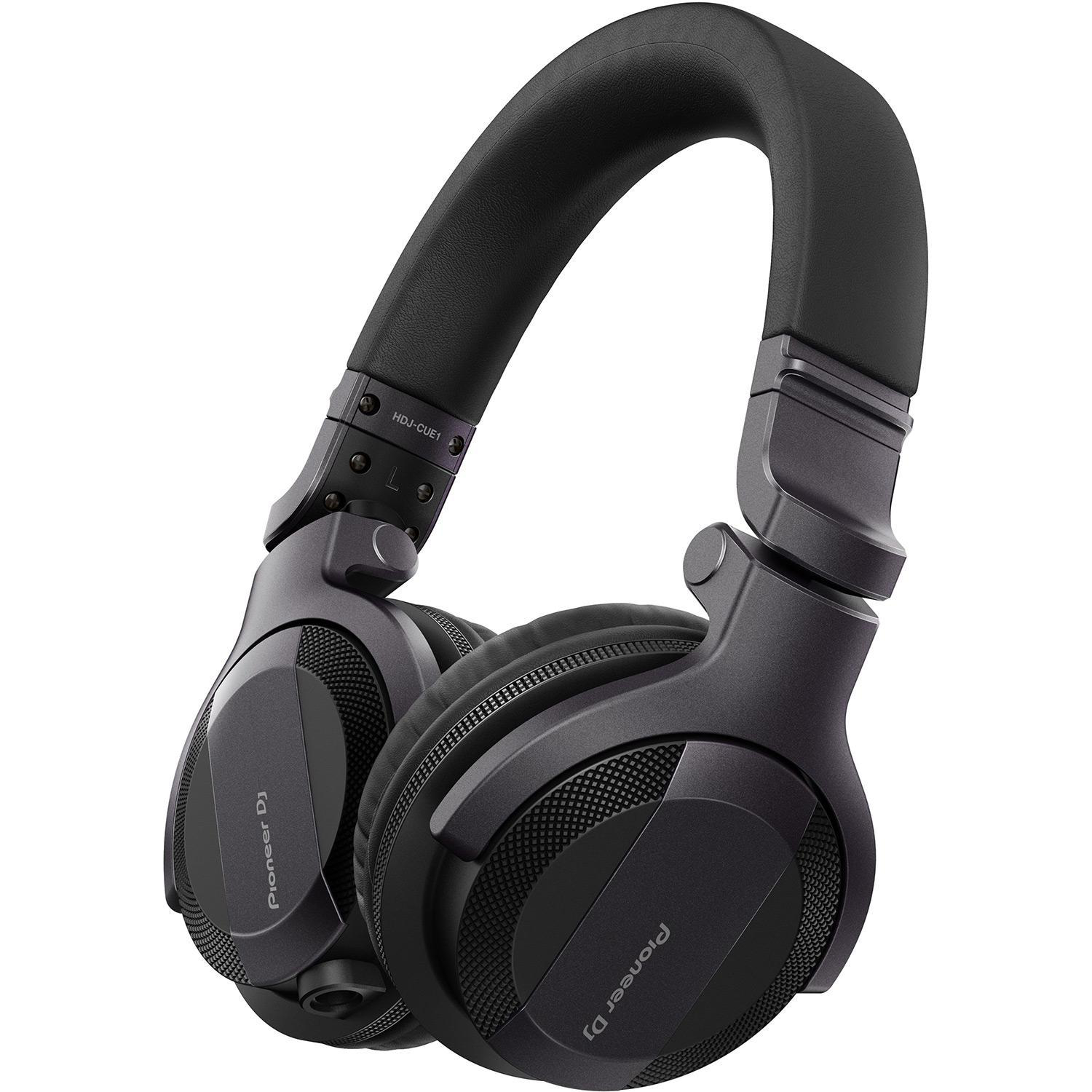 Ein Paar schwarze Over-Ear-Kopfhörer, bei denen die Marke Pioneer DJ sichtbar ist.