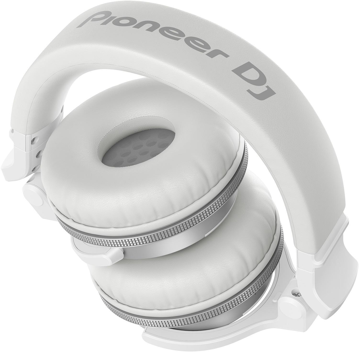 Weiße Pioneer DJ-Kopfhörer, zusammengeklappt.