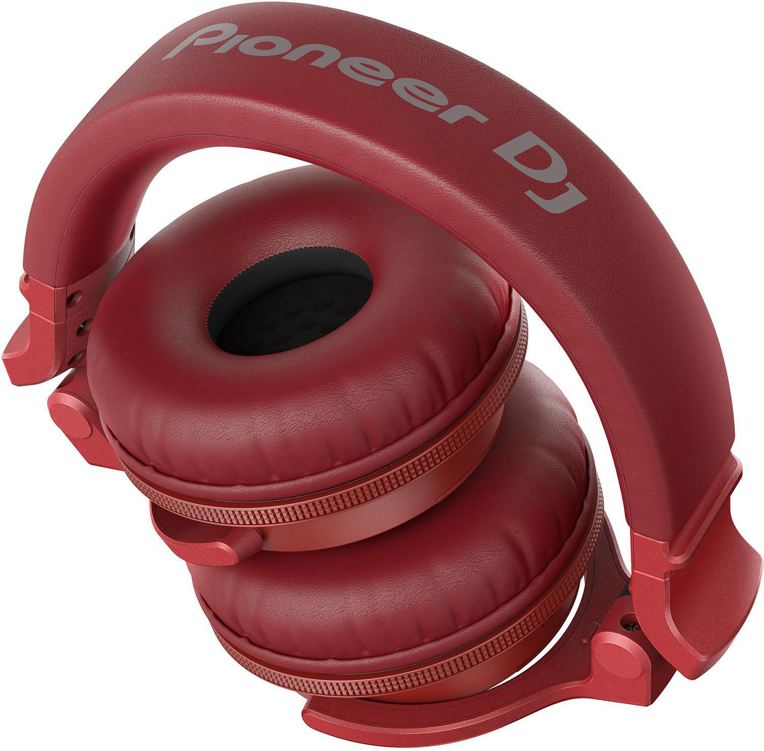 Rote Pioneer DJ-Kopfhörer, zusammengeklappt. Die Ohrmuscheln sind aus Leder, das Kopfband ist oben.