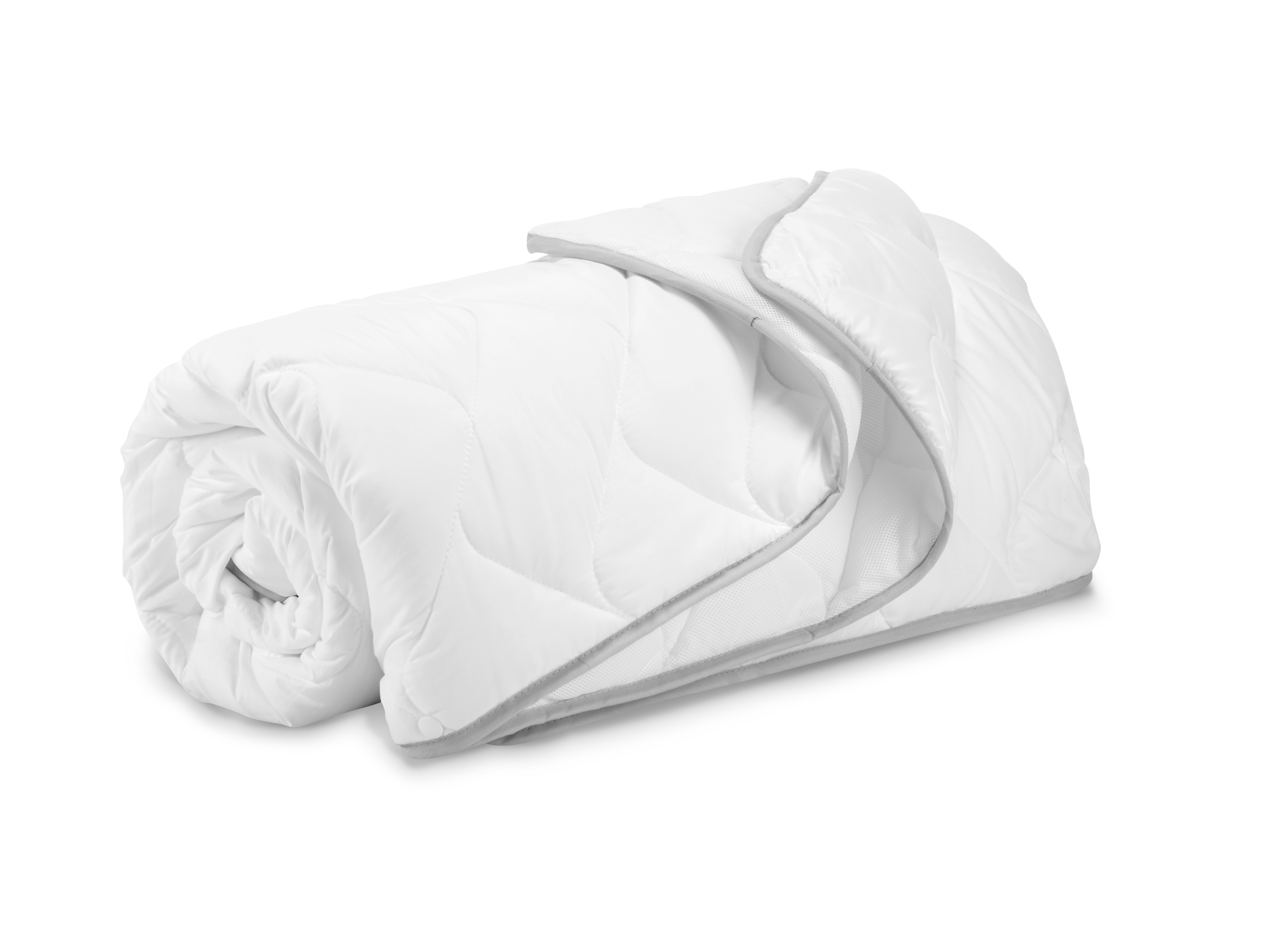 Egy feltekert fehér paplan szürke szegéllyel, fehér háttéren, kissé ferdén.
