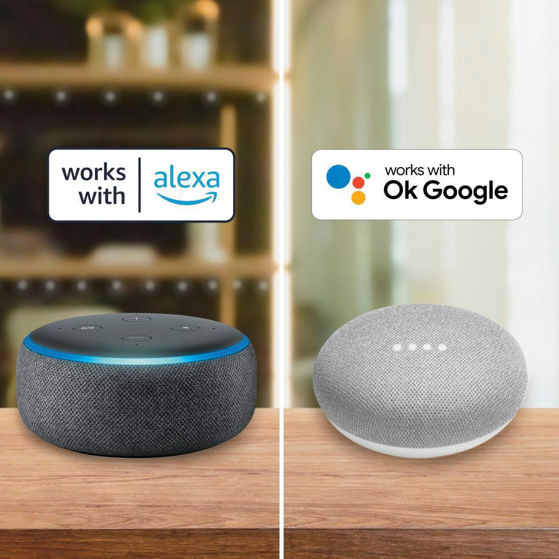 Zwei Smart Speaker, einer Alexa, einer Google, auf einer Holzoberfläche.