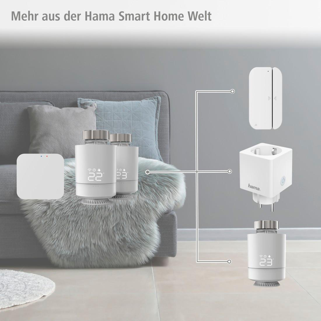 Smart Home Geräte auf grauer Oberfläche. Ein weißes Sofa und ein Teppich sind im Hintergrund.