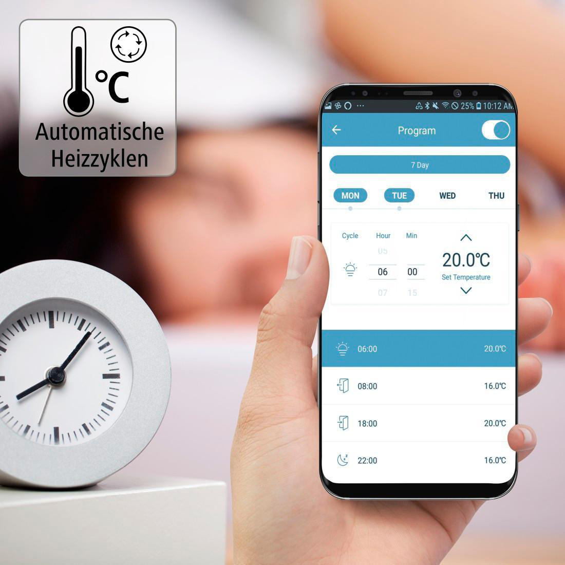 Eine Hand hält ein Smartphone, das eine Heizplan-App zeigt, neben einer kleinen Digitaluhr. Text auf Deutsch.