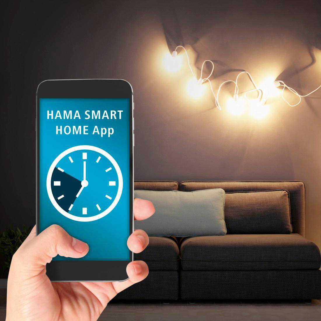 Hand, die ein Smartphone mit der HAMA SMART HOME App hält. Ein Uhrensymbol mit Timer wird angezeigt.