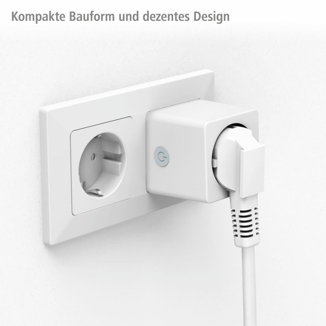 Weißer Smart Plug in einer Steckdose mit weißem Netzkabel installiert.