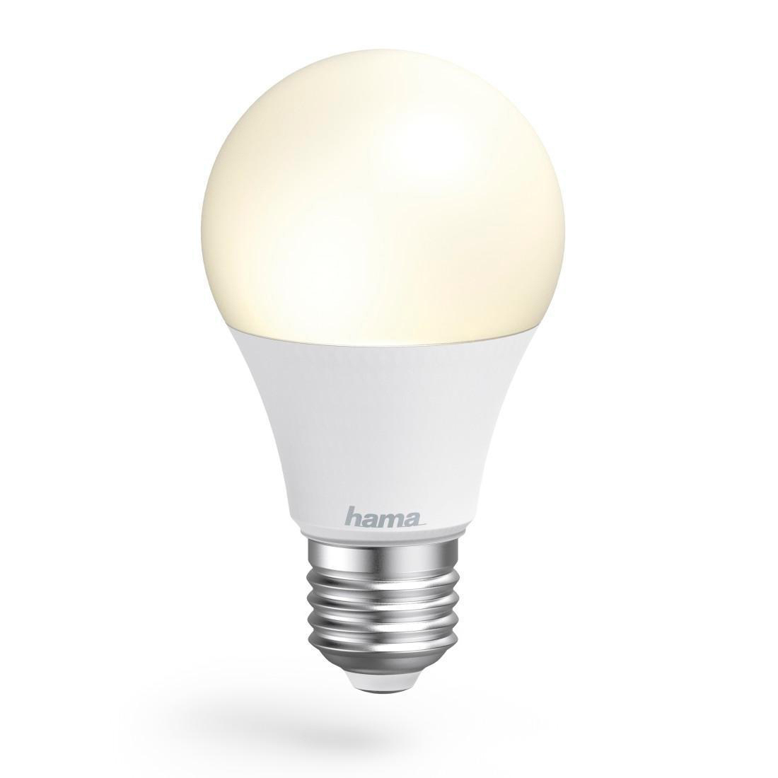 Eine weiße LED-Glühbirne. Die Glühbirne leuchtet und hat einen weißen Sockel mit silbernen Gewinden.