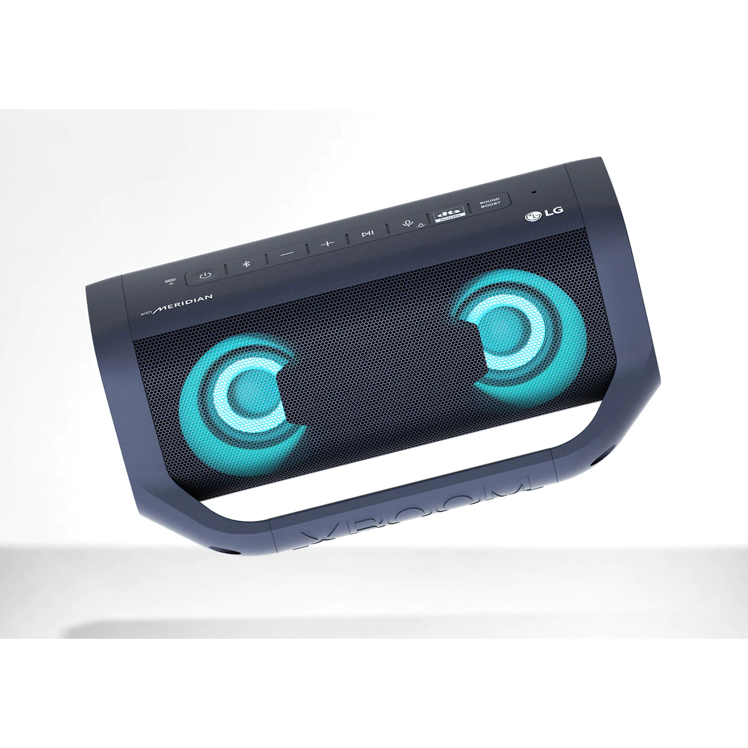 Un altavoz LG XBOOM gris con dos altavoces azules iluminados. El altavoz está ligeramente inclinado, con el logotipo de LG.