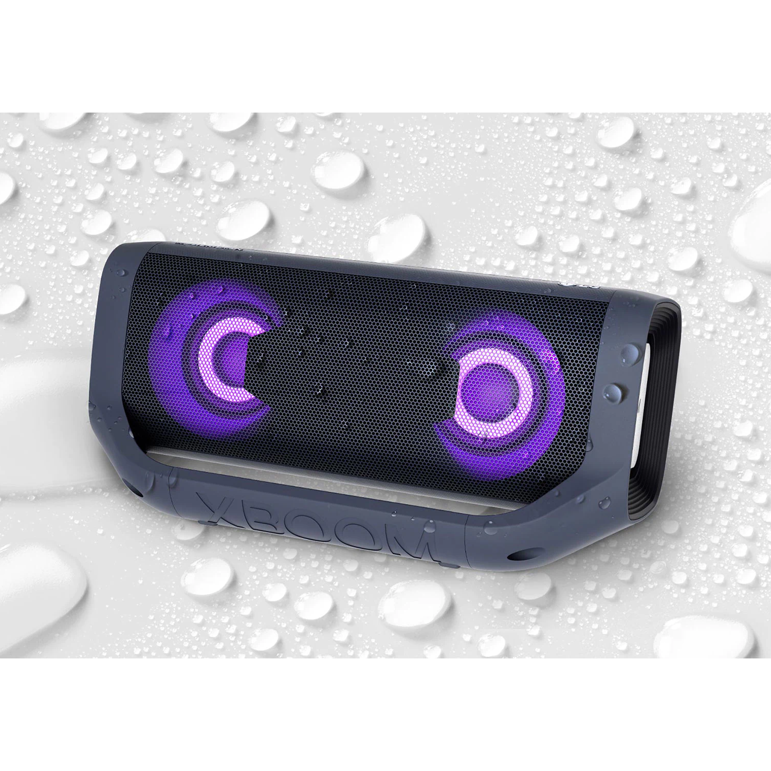 Altavoz impermeable negro y gris con luces moradas. Está rodeado de gotas de agua.