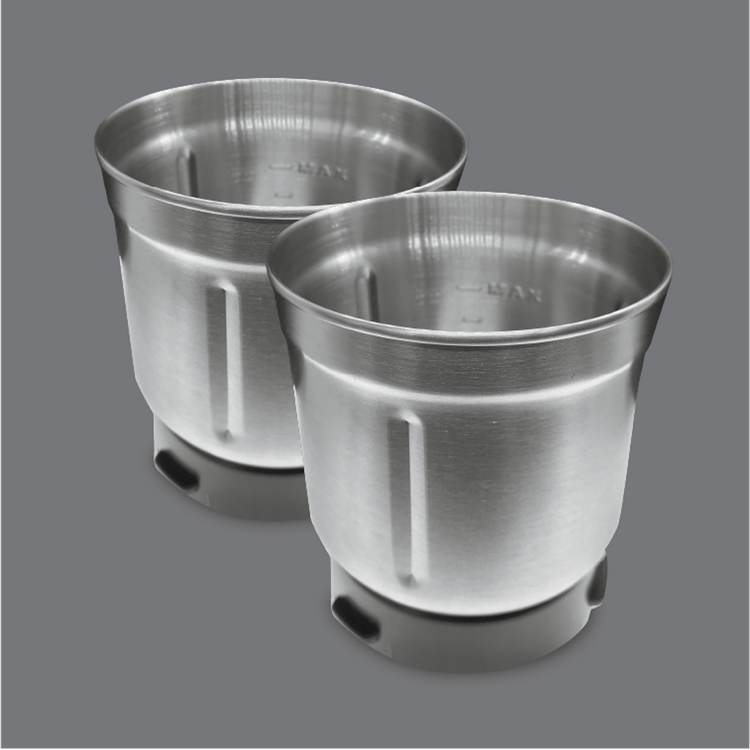 Dos vasos de licuadora de acero inoxidable sobre un fondo gris.
