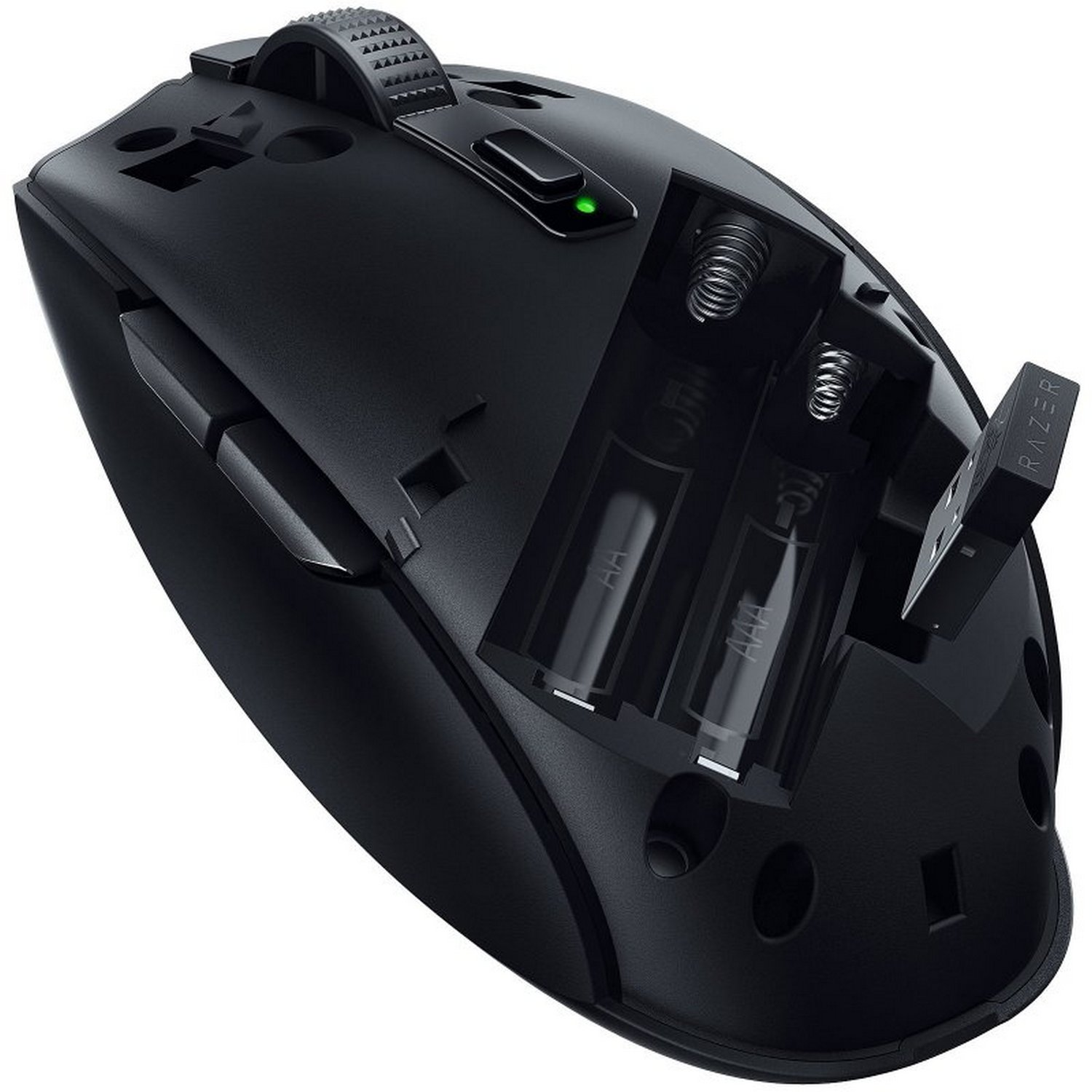 Ratón gaming negro con compartimento de batería abierto. Muestra las pilas y el área de almacenamiento del receptor.