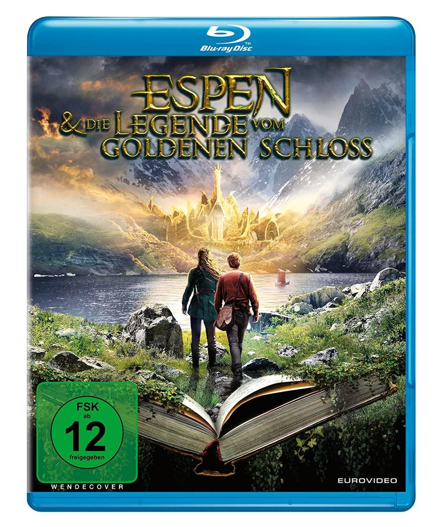 Blu-ray-Cover: zwei Personen gehen auf ein Schloss zu. Berge, See und ein Buch im Vordergrund.
