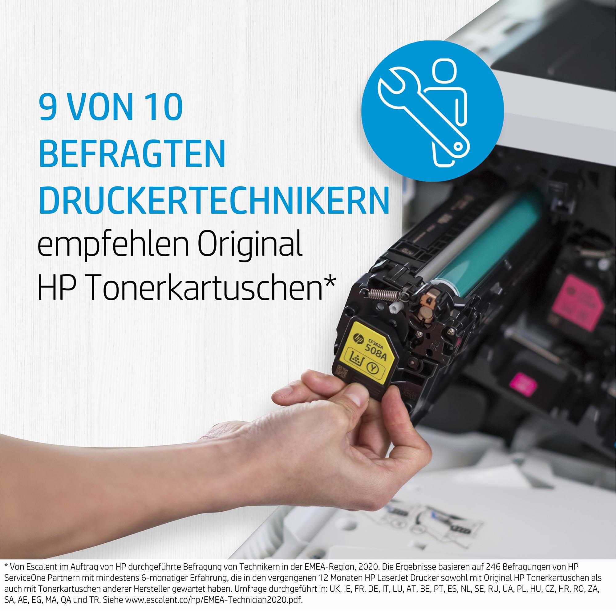 Die Hand eines Technikers, der eine gelb-schwarze Tonerkartusche hält, mit einem HP-Drucker sichtbar.