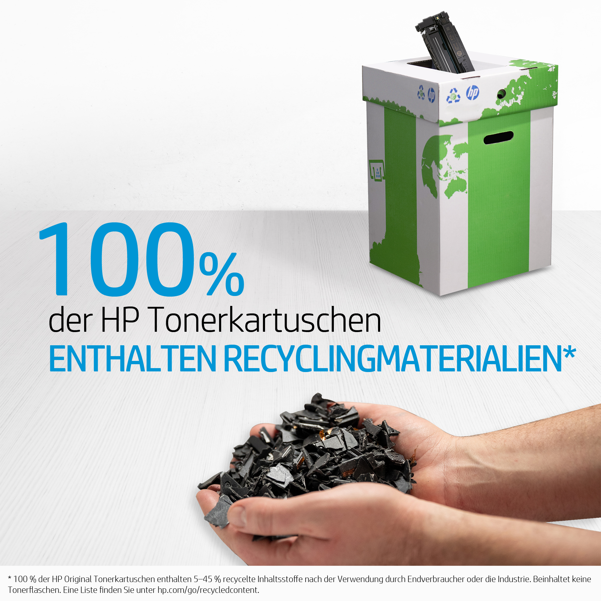 Eine Hand, die recycelten Toner hält, mit Text über Recycling und einer Recyclingtonne im Hintergrund.