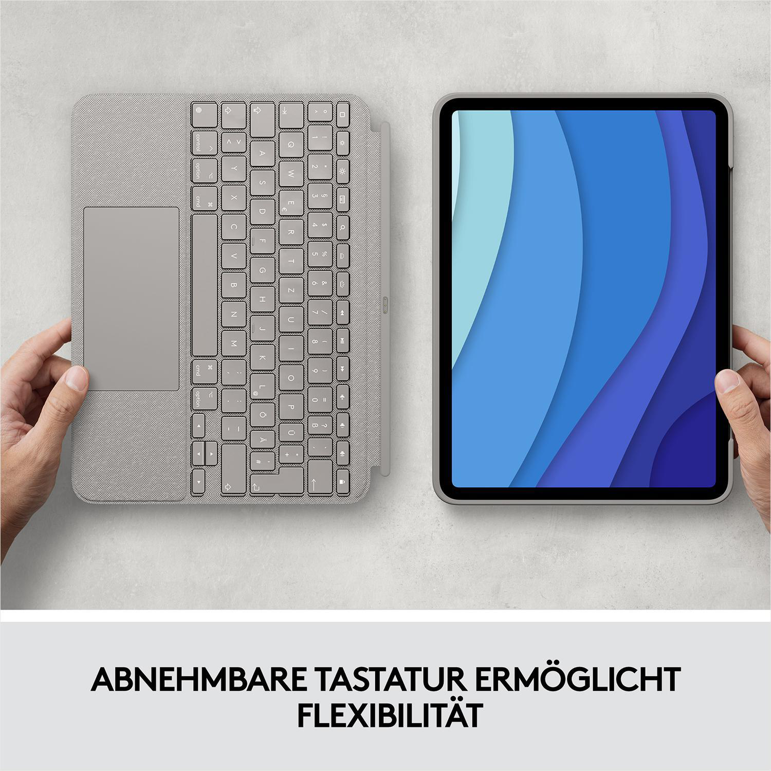 Eine graue Tastatur und ein Tablet mit blauem Farbverlauf. Eine Hand hält jedes.