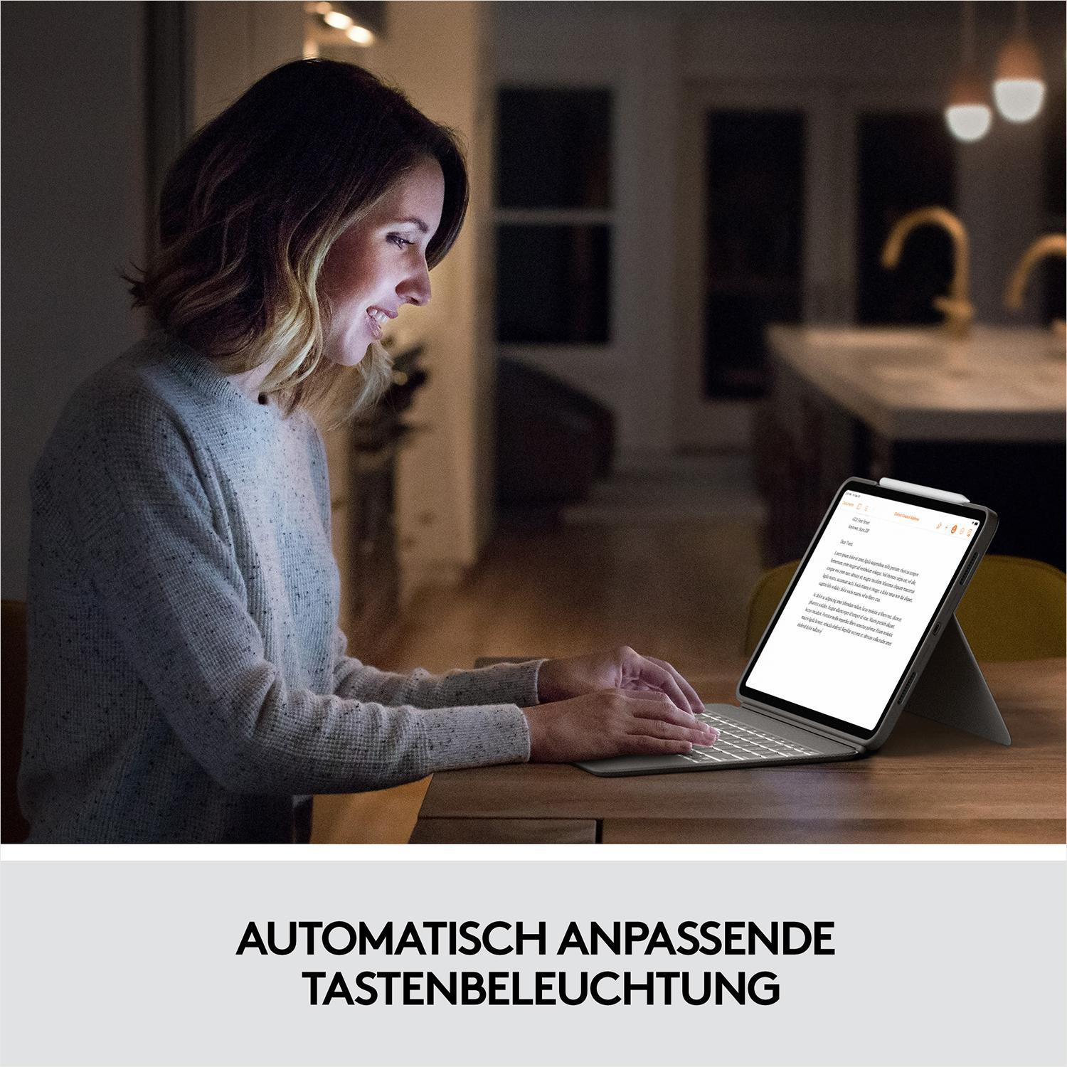 Frau, die ein Tablet mit Tastatur benutzt.