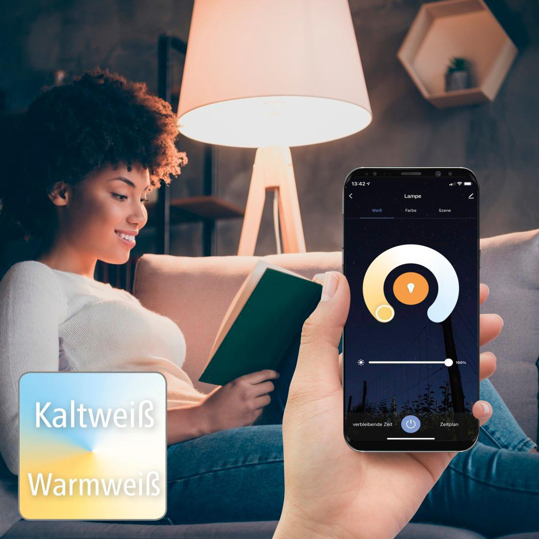Frau auf Couch, die ihr Telefon benutzt, um die Lampenfarbe anzupassen. Warme und kalte Weißoptionen sind sichtbar.